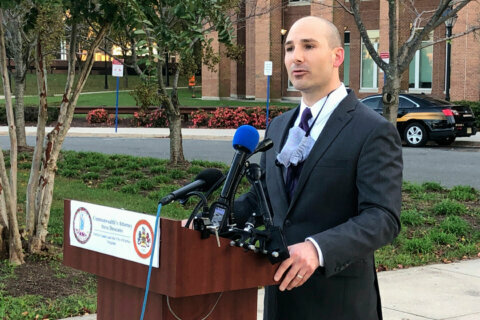 Lead Fairfax Co. prosecutor calls Gov. Youngkin ‘boneheaded’ over gun vetoes