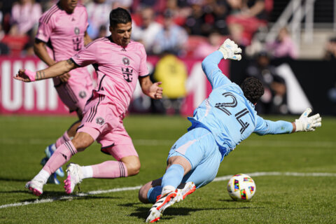 Suárez scores twice in second half, leading Miami past DC United without Messi