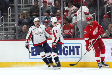 Capitals beat Red Wings 2-1 to move into wild card, Ovechkin 1st NHL player with 18 30-goal seasons