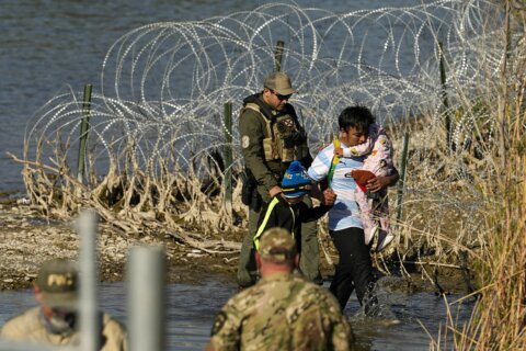 Supreme Court extends block on Texas law that would allow police to arrest migrants